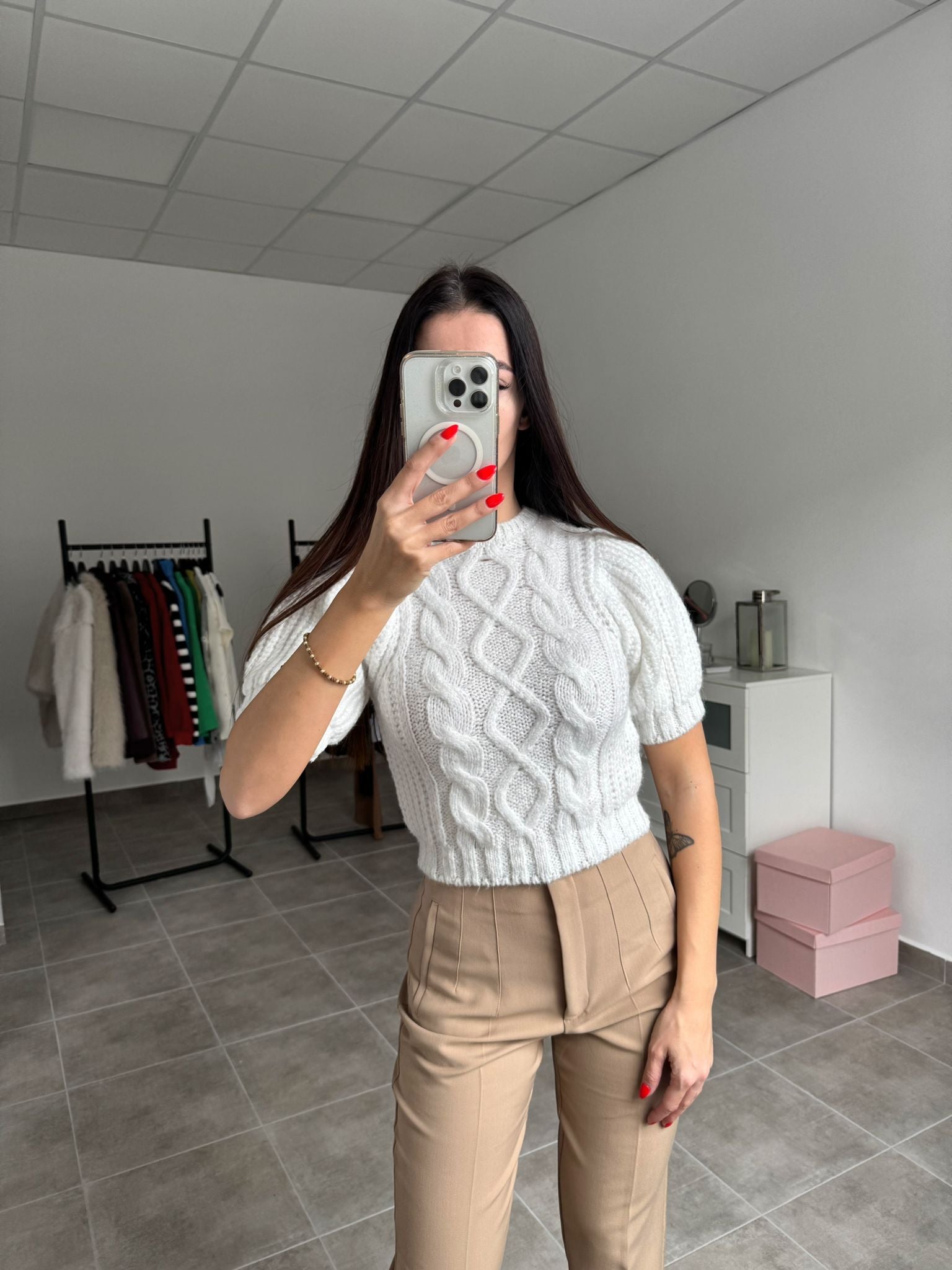 Biely pletený sveter s puff rukávmi | Cloudy