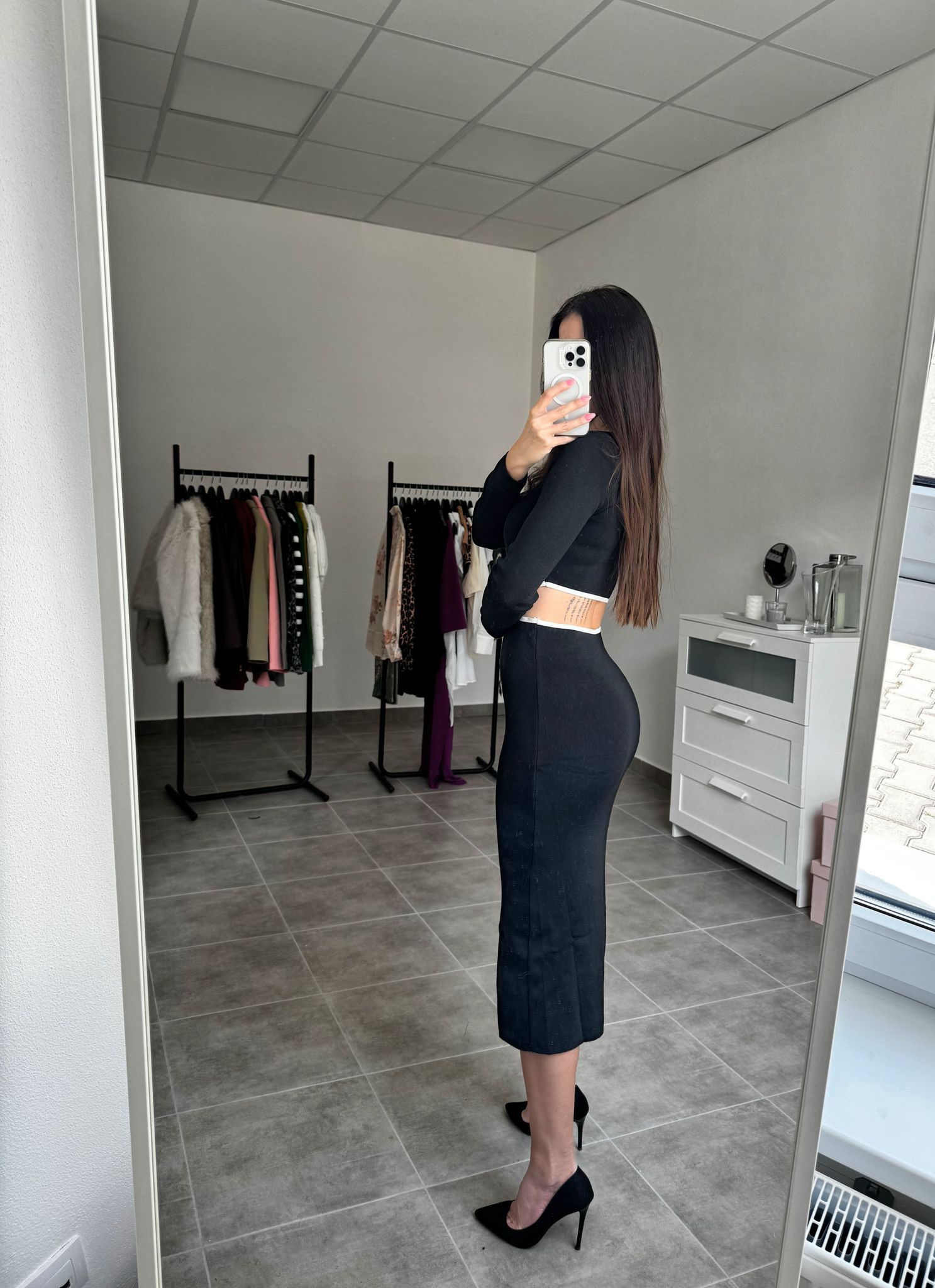 Čierne midi šaty s výstrihom na chrbte a rozparkom | Valeria