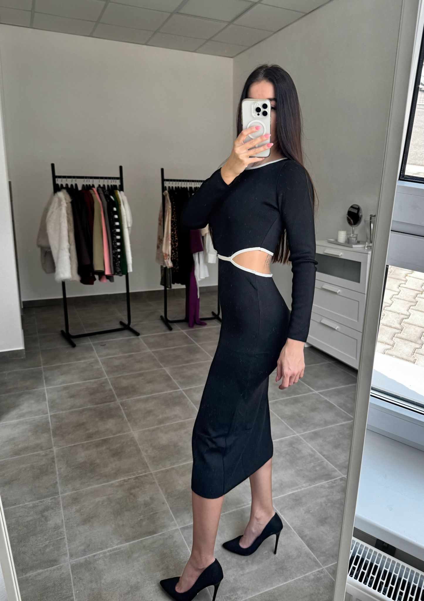 Čierne midi šaty s výstrihom na chrbte a rozparkom | Valeria