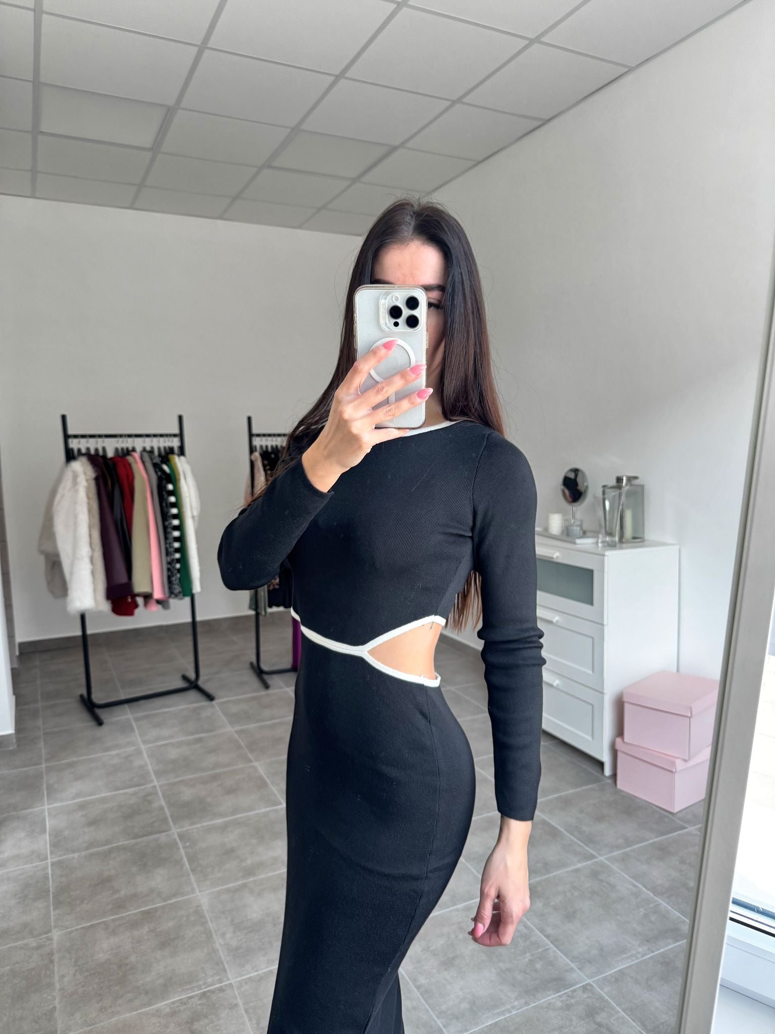 Čierne midi šaty s výstrihom na chrbte a rozparkom | Valeria