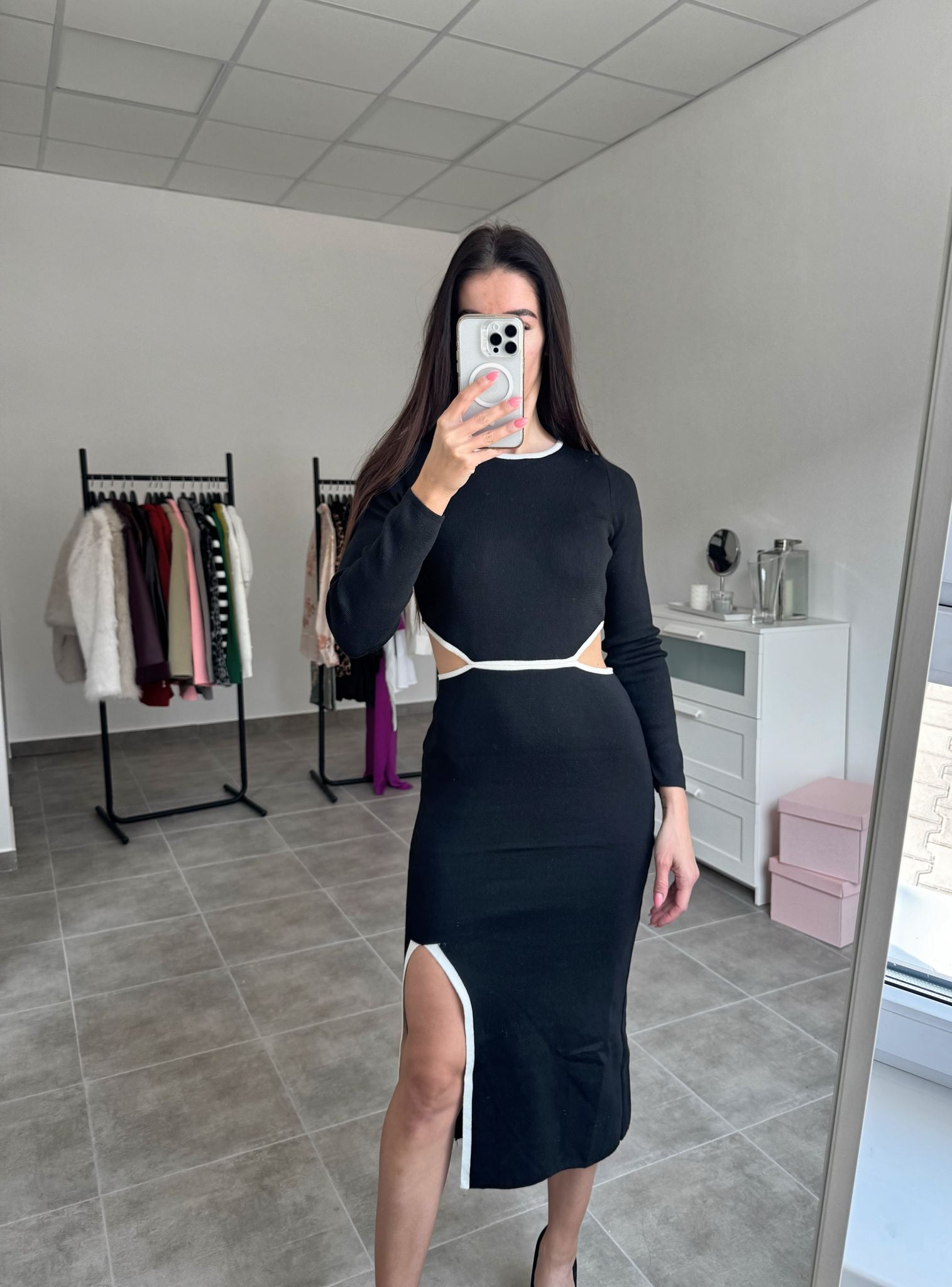 Čierne midi šaty s výstrihom na chrbte a rozparkom | Valeria