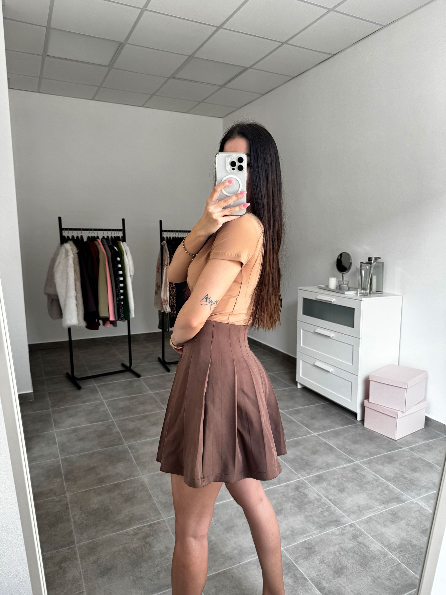 Hnedá skladaná mini sukňa na zips | Choco Pleat