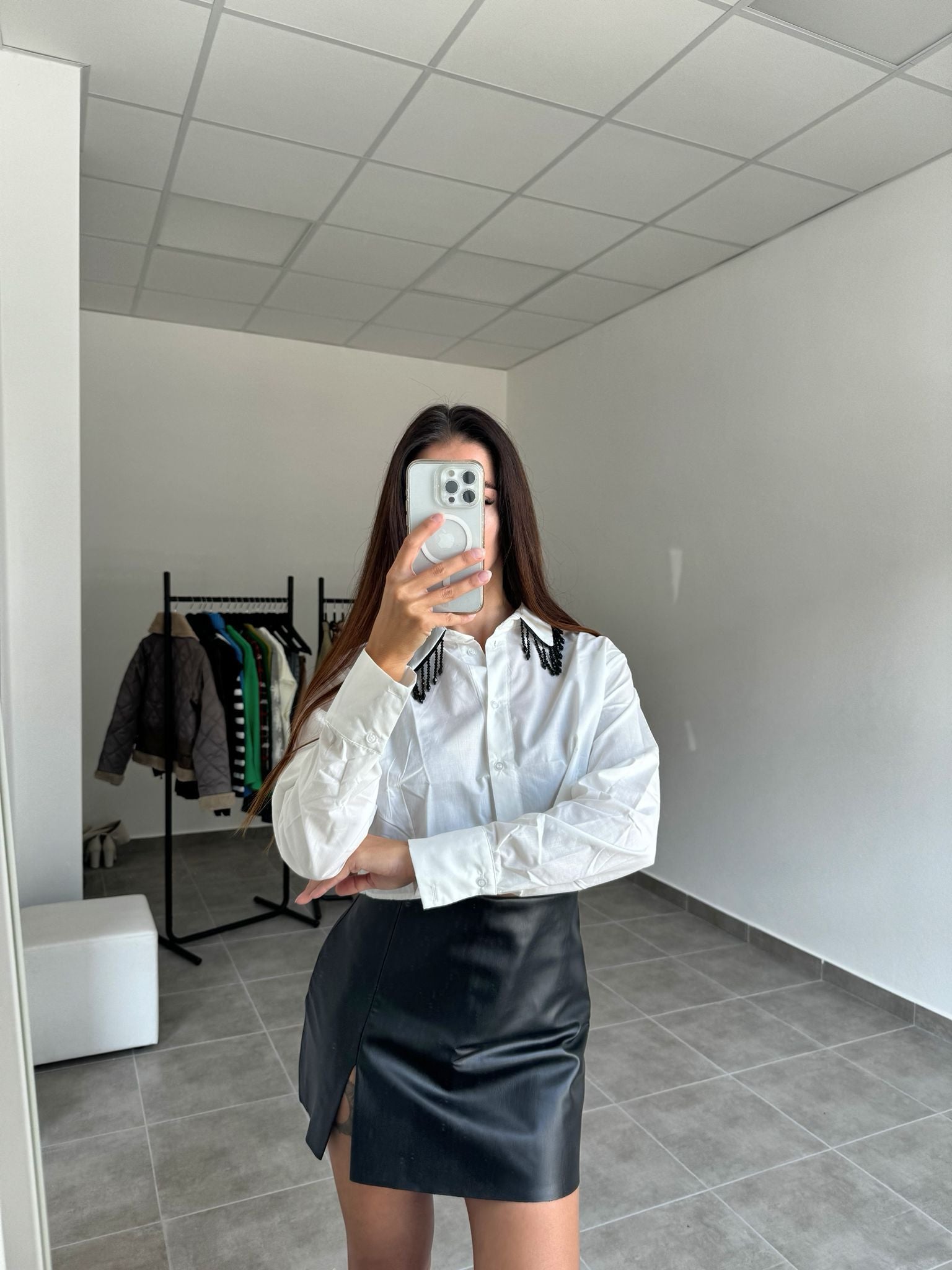 Biela košeľa s kamienkami na golieri | Crystal