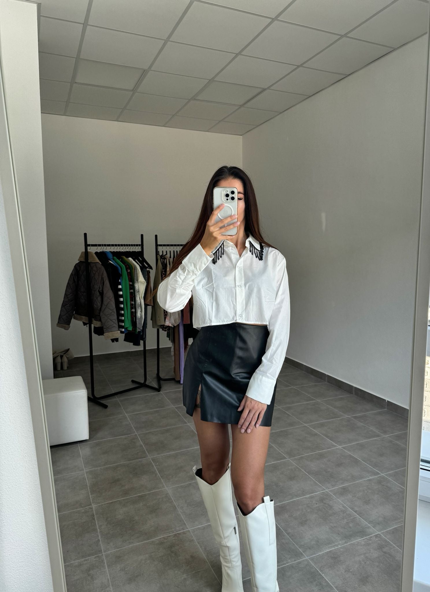 Biela košeľa s kamienkami na golieri | Crystal