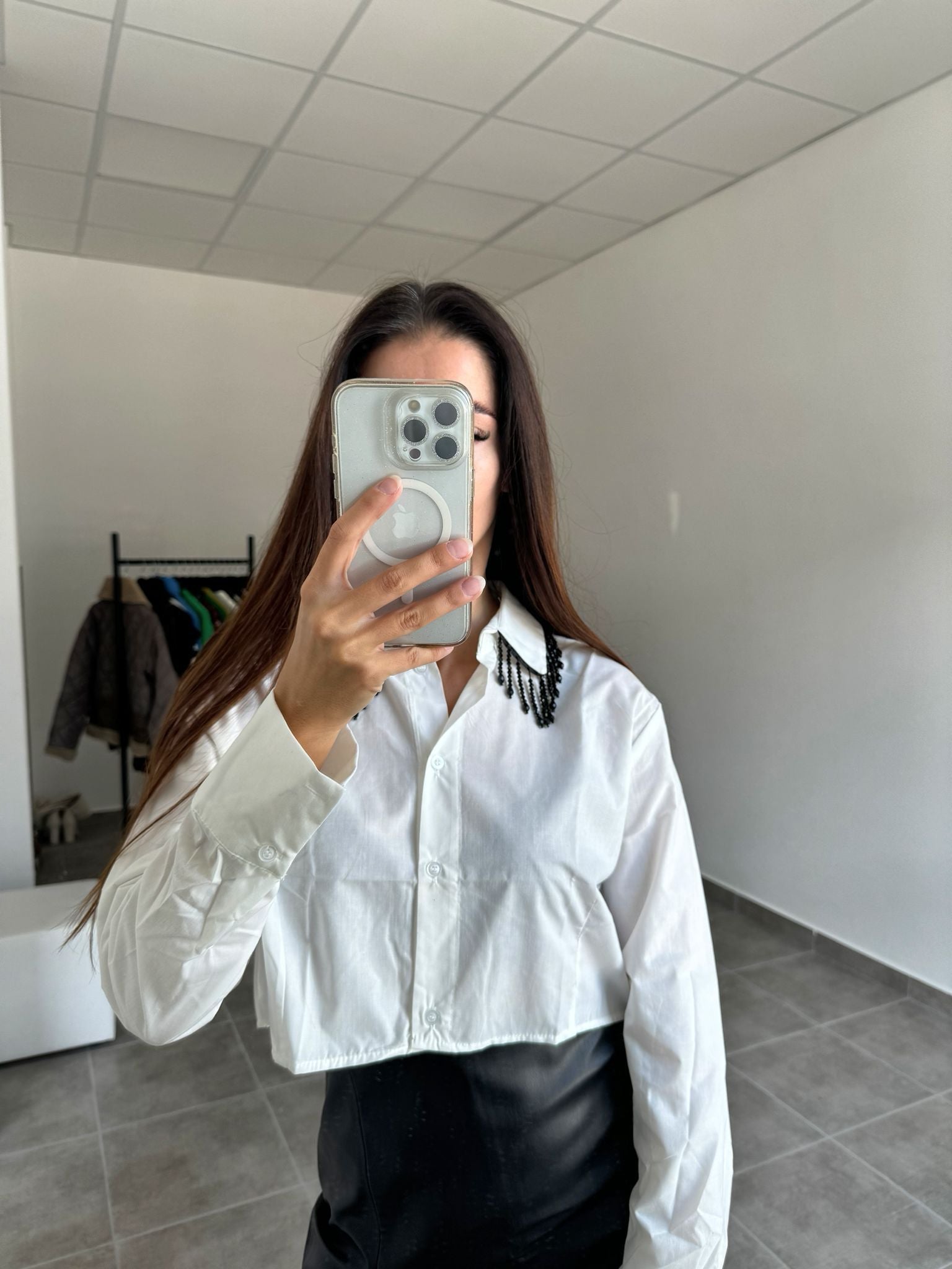 Biela košeľa s kamienkami na golieri | Crystal