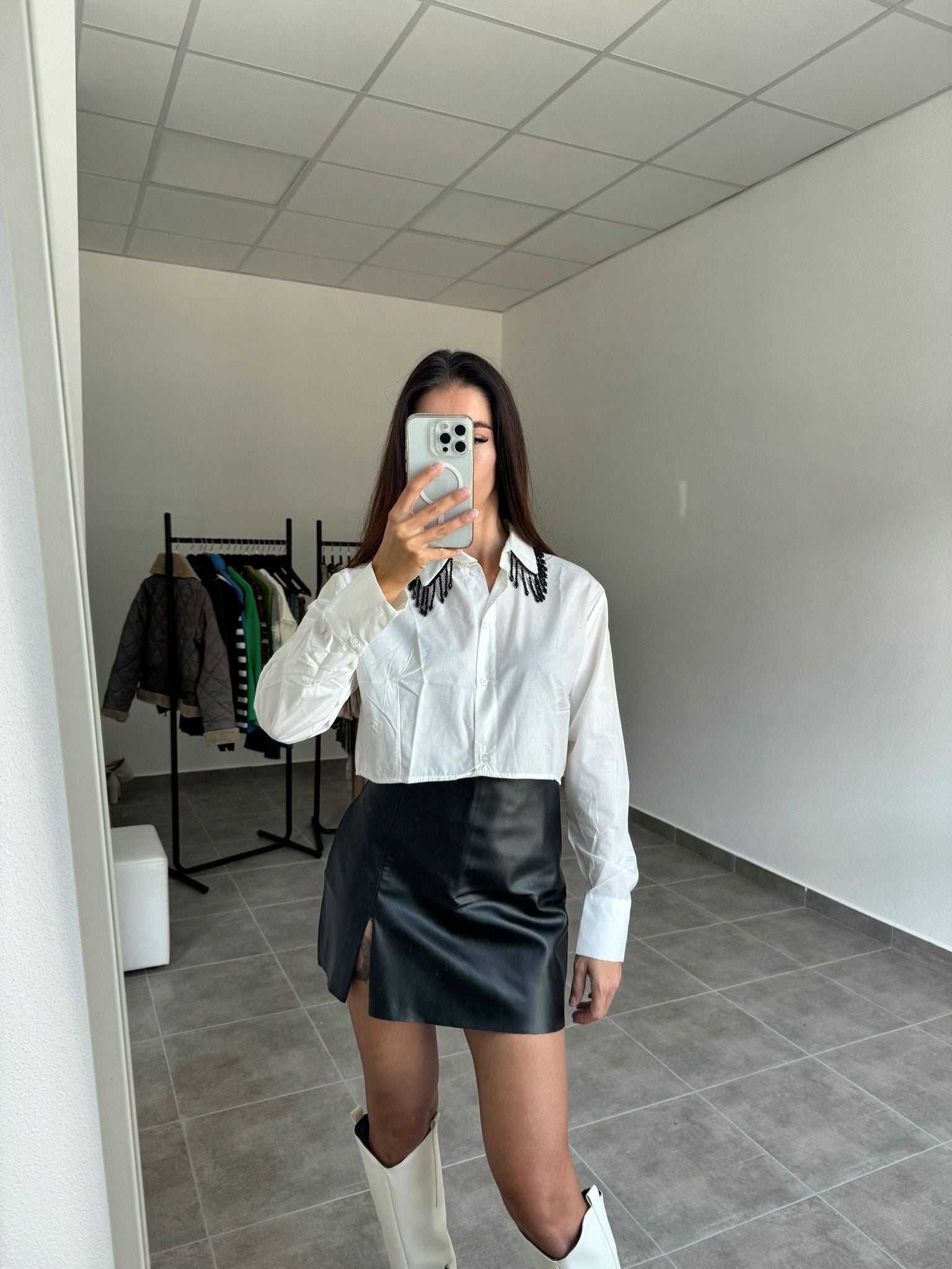 Biela košeľa s kamienkami na golieri | Crystal