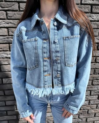 Túto štýlovú riflovú bundu s kamienkami nájdete na našom e-shope! ✨ #denim #spring #fashion