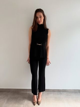 🖤 Elegantný komplet, ktorý zaujme na prvý pohľad. Minimalizmus, ženskosť a kúsok sebavedomia v jednom outfite. Presne ten...